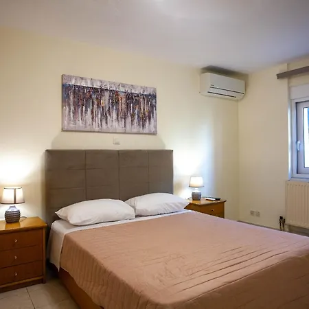 Chrisele House Hanya